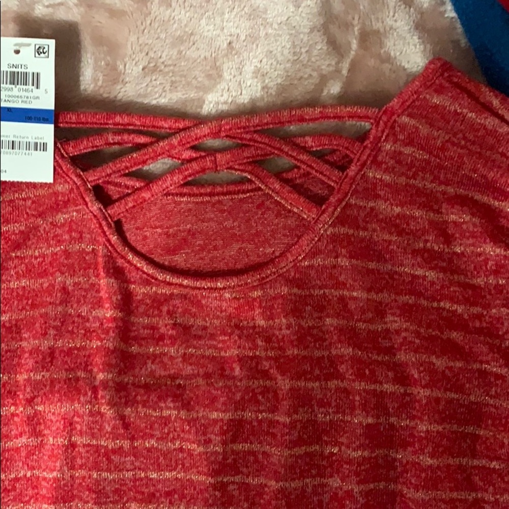 Red long sleeve - Picture 3 of 3